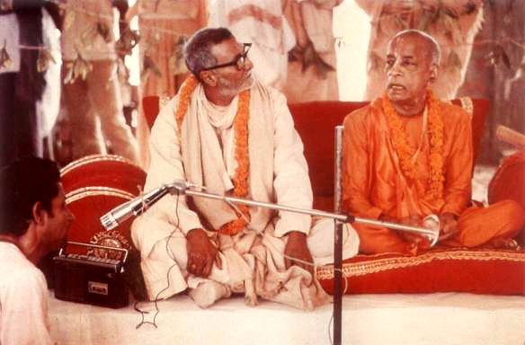 Srila Sridhaara Maharaj and Srila Prabhupada sharing same Vyasasana